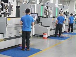 致高远模具车间